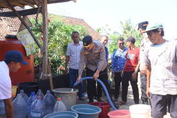 Polres Bondowoso Salurkan Air Bersih ke 20 Dusun yang Terdampak Kekeringan