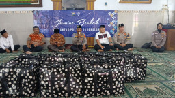 Indahnya Berbagi "Jumat Berkah" Satlantas Polres Bangkalan Berbagi Makan Gratis