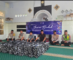 Satlantas Polres Bangkalan Gelar “ Jum’at Berkah”, Berikan Bingkisan untuk Masyarakat yang Membutuhkan ‎