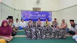 Peduli Masyarakat, Samsat Bangkalan Berikan Bantuan Warga Demangan Bangkalan  ‎