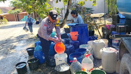 Polres Bojonegoro Salurkan 16 Ribu Liter Air Bersih untuk Warga Terdampak Kemarau di Ngambon ‎
