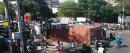 Kecelakan Mobil Truk Terjadi Simpang Empat Kapasan Arah Sidotopo  ‎