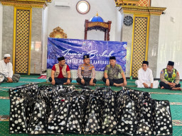 Indahnya Berbagi Jumat Berkah, Satlantas Polres Bangkalan Berbagi Bingkisan Sembako  ‎