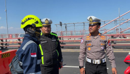 Satlantas Polres Bangkalan Monitoring Perbaikan Jalan Suramadu Pastikan Keselamatan Pengendara dan Arus Berjalan Lancar 