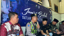 Jumat Berkah, Satlantas Polres Bangkalan Bagikan Bingkisan Sembako Warga Bangkalan Madura