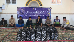 Jumat Berkah Indahnya Berbagi, Satlantas Polres Bangkalan Bagikan Bingkisan Sembako Masyarakat Bangkalan