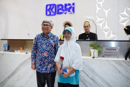 Tak Sekadar Seremoni, Manajemen BRI Region 12 Surabaya Turun Langsung Layani Nasabah