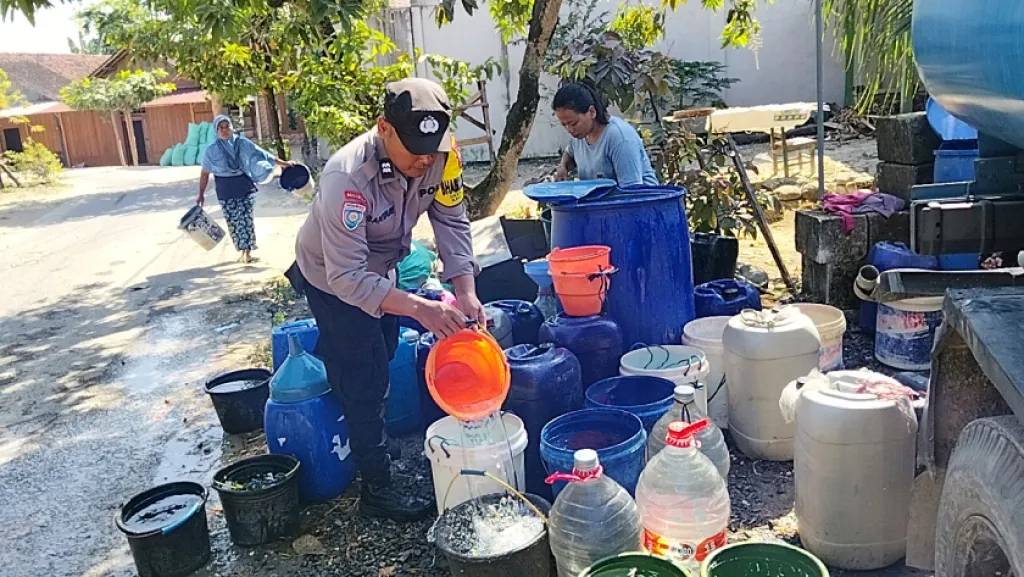 Polres Bojonegoro Salurkan 16 Ribu Liter Air Bersih untuk Warga Terdampak Kemarau di Ngambon ‎