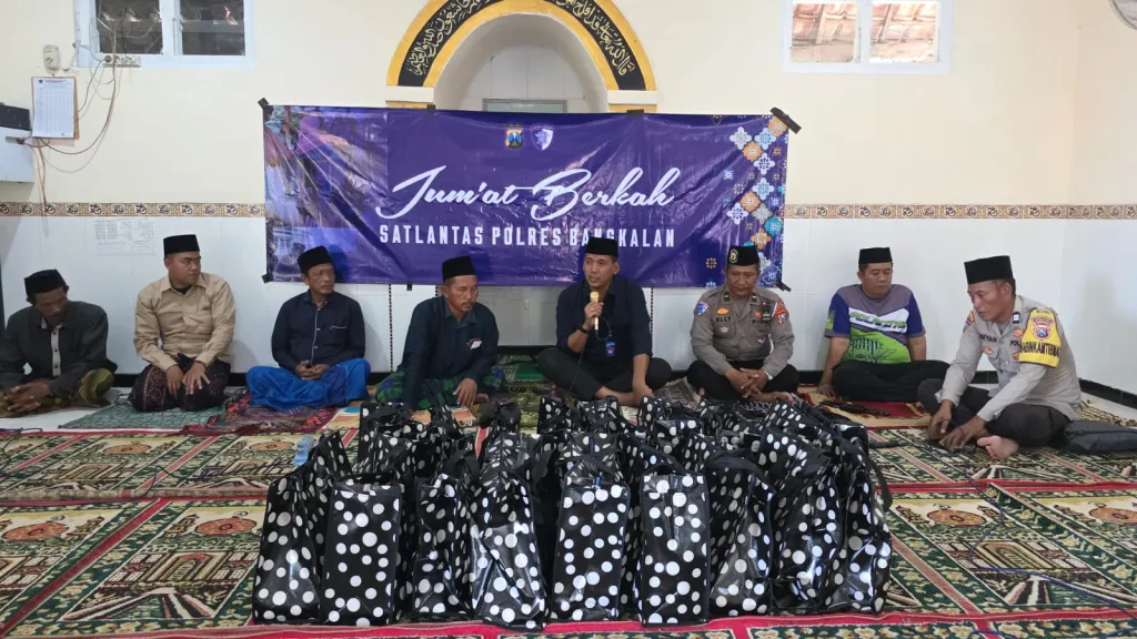 Jumat Berkah Indahnya Berbagi, Satlantas Polres Bangkalan Bagikan Bingkisan Sembako Masyarakat Bangkalan