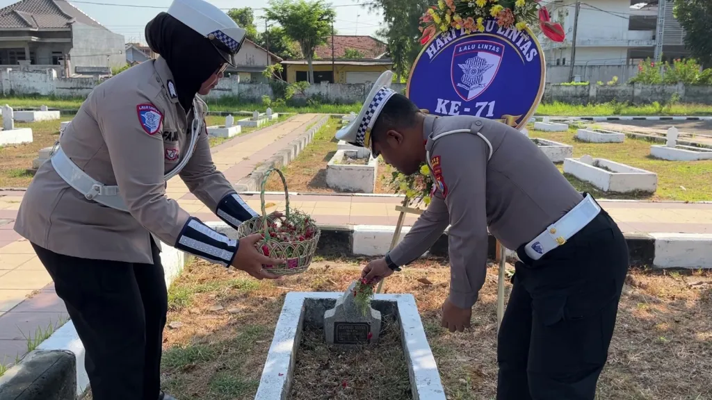 Kenang Pahlawan di HUT ke-71, Satlantas Polres Bangkalan Ziarah Makam Pahlawan