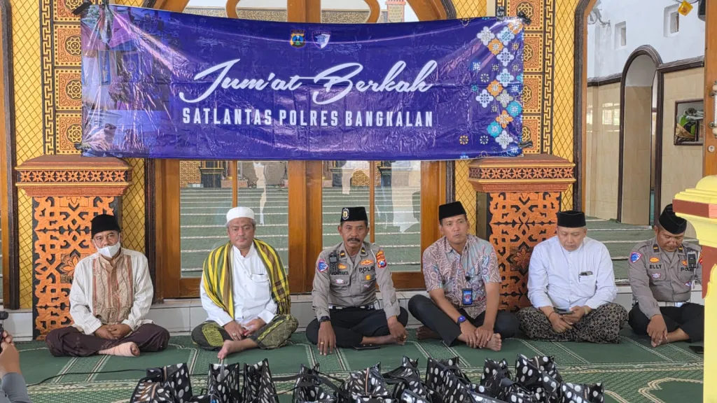 Jumat Berkah, Samsat Bangkalan Berbagi Wujud Kepedulian kepada Masyarakat