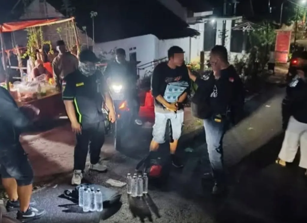 Polsek Doko Gagalkan Penjualan Miras Ilegal Di Tengah Karnaval Sound Horeg, 200 Botol Arak Disita