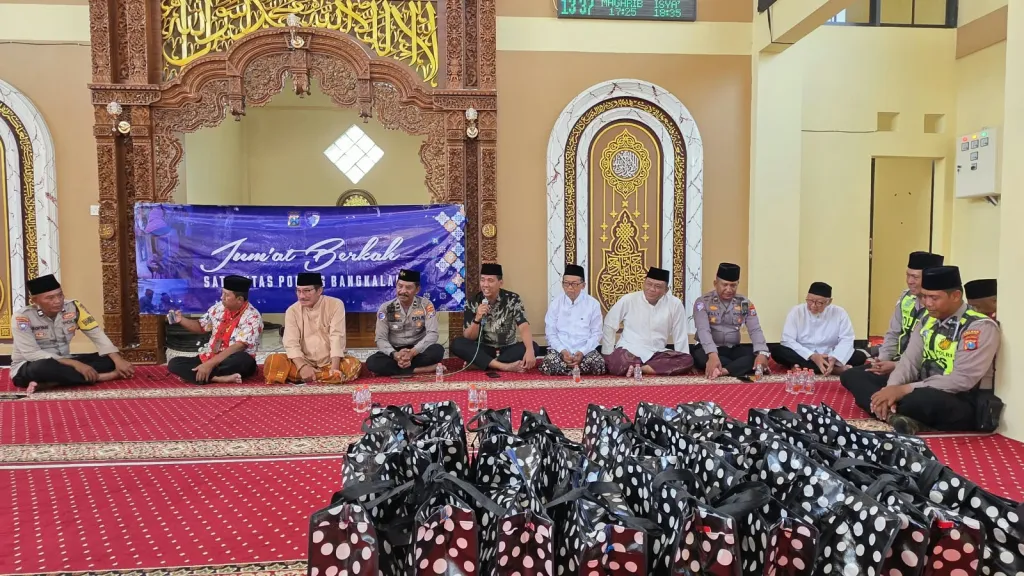 Jumat Berkah, Satlantas Polres Bangkalan Bagikan Bingkisan Wujud Kepedulian kepada Masyarakat